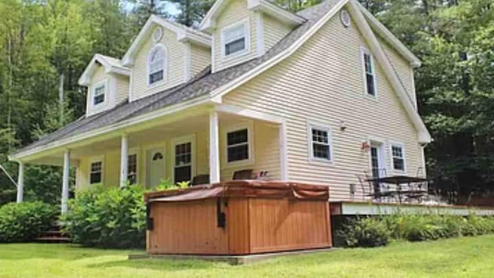Charming House with Private Dock on Round Pound, Near Okemo