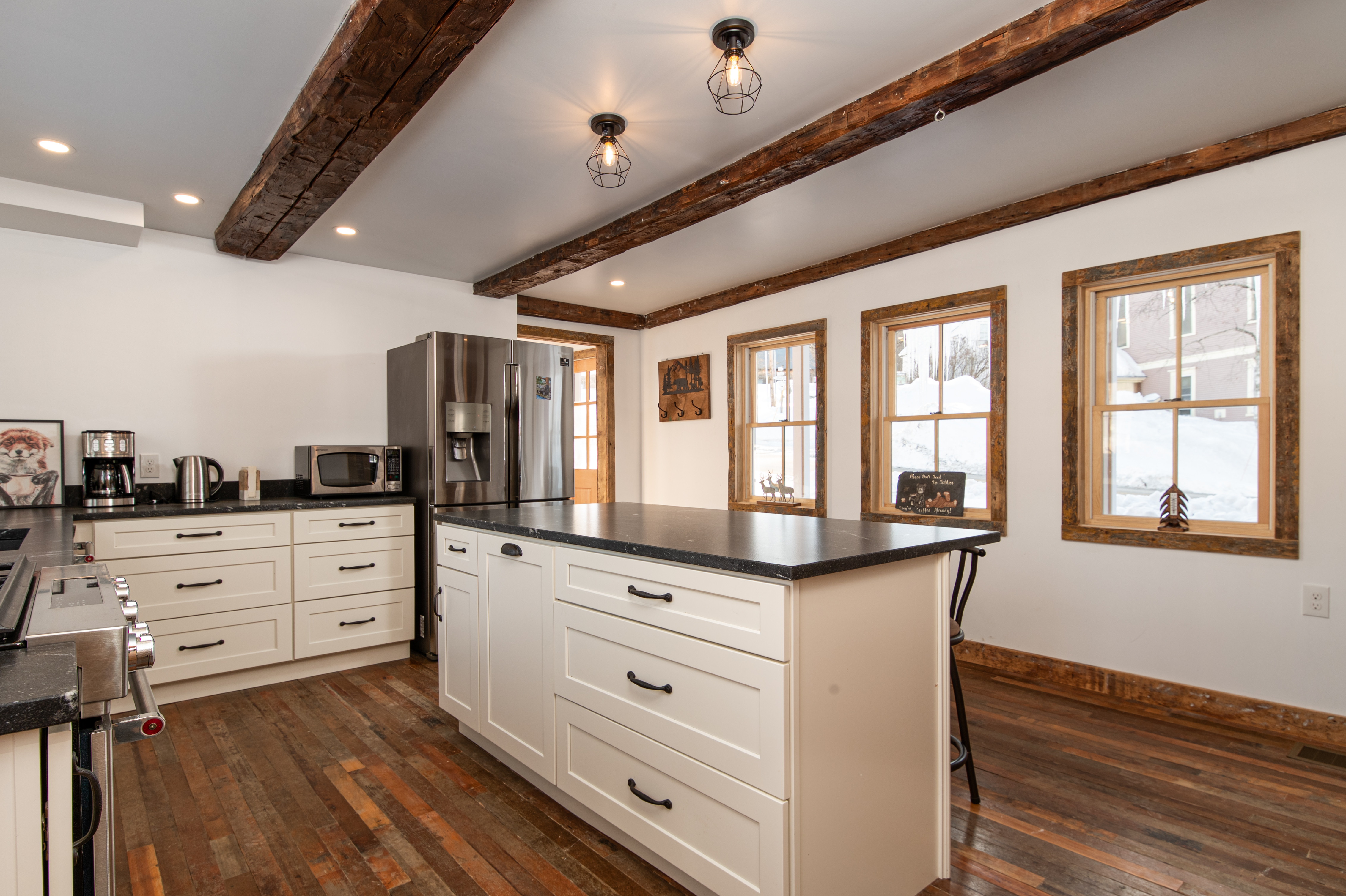 Mr. Bear's Cabin - Renovated, Historic 1843 Home 10 Minutes to Okemo and on VAST
